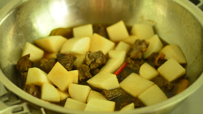 白萝卜炖牛肉,倒入煲牛肉的汤水，煮开后小火煲40分钟
