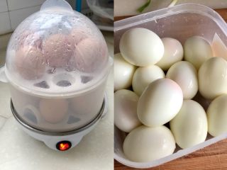 快手小食 超简单酱油卤蛋,煮卤汤时，来准备下鸡蛋。蒸蛋器或者用汤锅把鸡蛋煮到七八成熟。取出，凉水浸泡后剥壳备用。可以用刀在鸡蛋表面纵切十字花刀，方便快速入味。因为阿晨准备泡一晚上，所以就没有划，也可以足够入味。