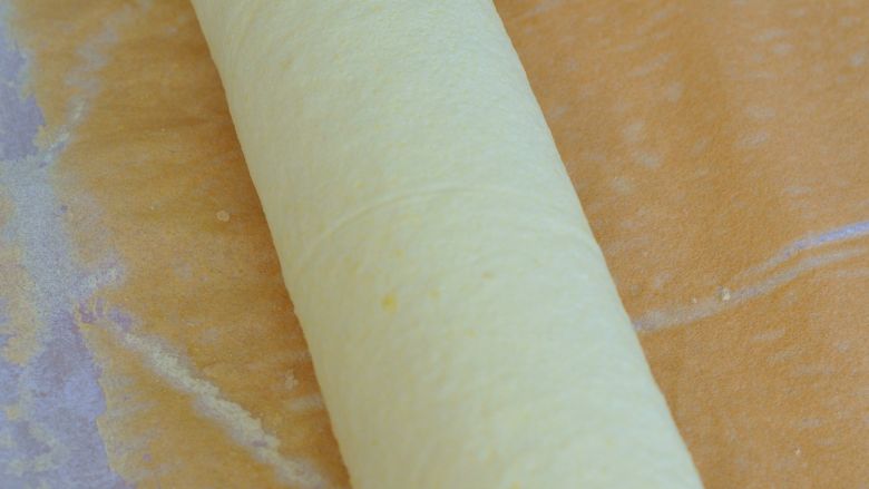 小麦胚芽蛋糕卷,将蛋糕卷紧、卷均匀，果酱有粘性，所以可以直接切片。