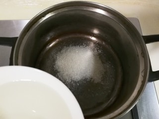 快手小食   糖醋嫩姜片,同时将40克砂糖和150克白醋放入小锅烧开