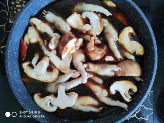 快手正餐  红烧香菇鸡爪,放入鸡爪，香菇，老抽，生抽，半锅水，开中火闷煮，盖上盖子
