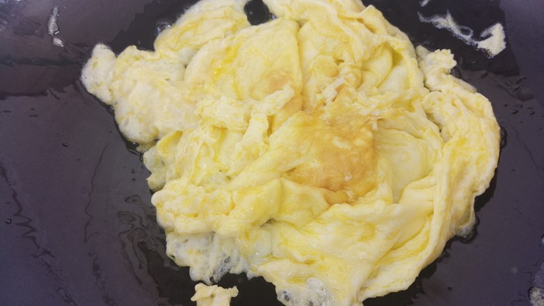 家常洋葱炒鸡蛋,鸡蛋摊熟。