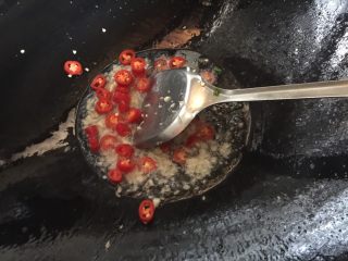 蕃茄炒茄子,倒出多余的油，留适量煸香蒜、葱、红辣椒
