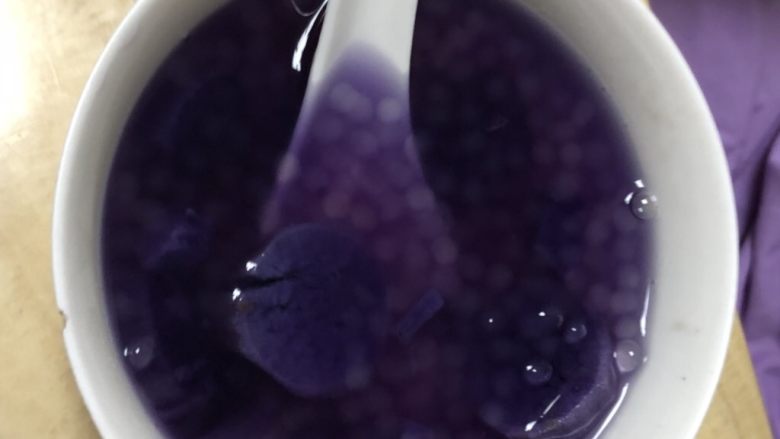 紫薯西米露,西米过一下水就可以加到紫薯糖水里啦。