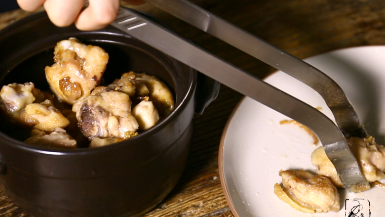 黄焖小鸡块,砂锅底部放一点点油，放入刚才煎好的鸡块