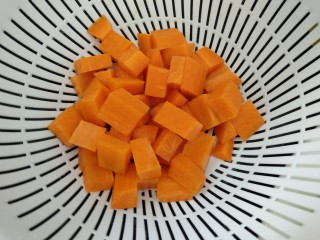 西芹胡萝卜炒腰果,胡萝卜去皮切成小块。