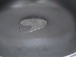 西芹胡萝卜炒腰果,锅里倒入适量食用油。