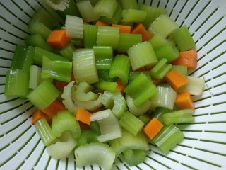 西芹胡萝卜炒腰果,捞出过凉沥干水分。