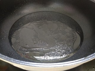 西芹胡萝卜炒腰果,余油的锅里倒入适量清水，煮开。