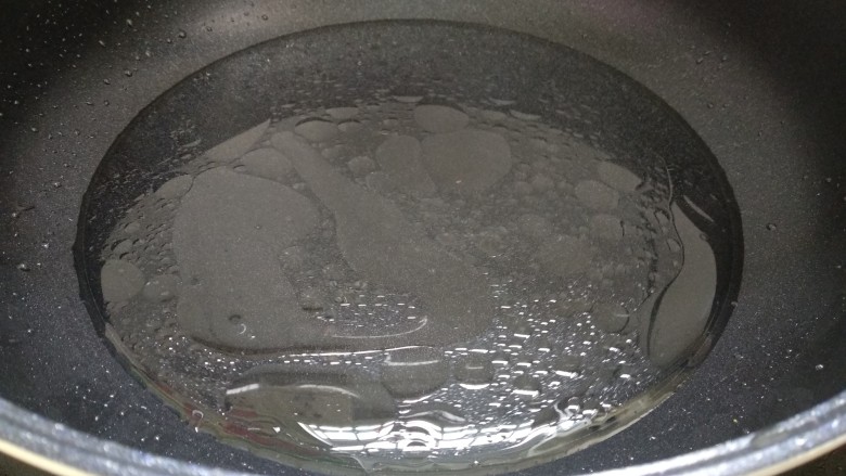 西芹胡萝卜炒腰果,余油的锅里倒入适量清水，煮开。