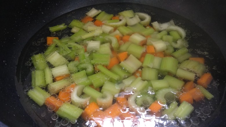 西芹胡萝卜炒腰果,倒入西芹和胡萝卜焯熟。