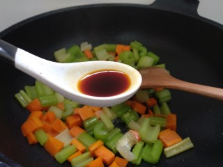 西芹胡萝卜炒腰果,加入盐、鸡粉和酱油翻炒均匀。
