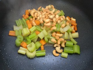 西芹胡萝卜炒腰果,最后倒入腰果翻炒均匀出锅。
