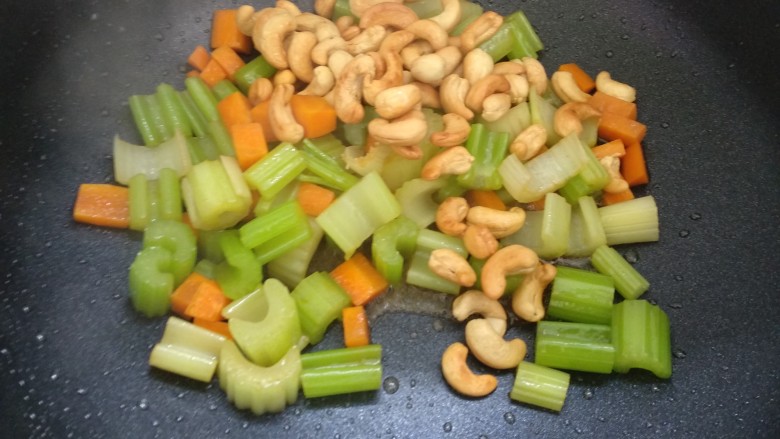 西芹胡萝卜炒腰果,最后倒入腰果翻炒均匀出锅。