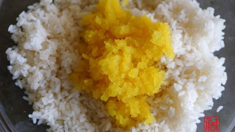 承味日式龙虾饭团，看啥？这是我家猫的生日餐！, 萝卜打成萝卜泥，放到米饭中。