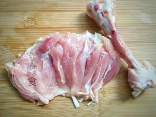 盐酥鸡,鸡腿洗净用剪刀剪去骨头取肉。