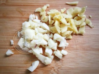 盐酥鸡,姜去皮洗净切末，蒜瓣去皮压碎切末。