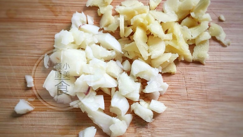 盐酥鸡,姜去皮洗净切末，蒜瓣去皮压碎切末。