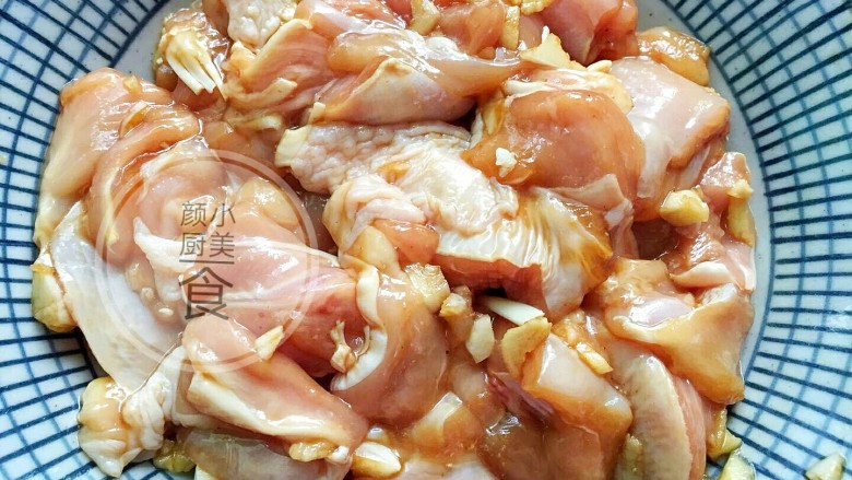 盐酥鸡,然后抓均匀腌制20分钟，腌制入味。