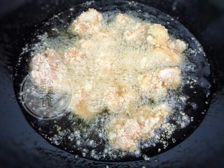 盐酥鸡,锅里倒入多点的食用油，烧至6成热，夹一块一块鸡块入锅小火慢炸，时不时搅动一下以免炸焦。
