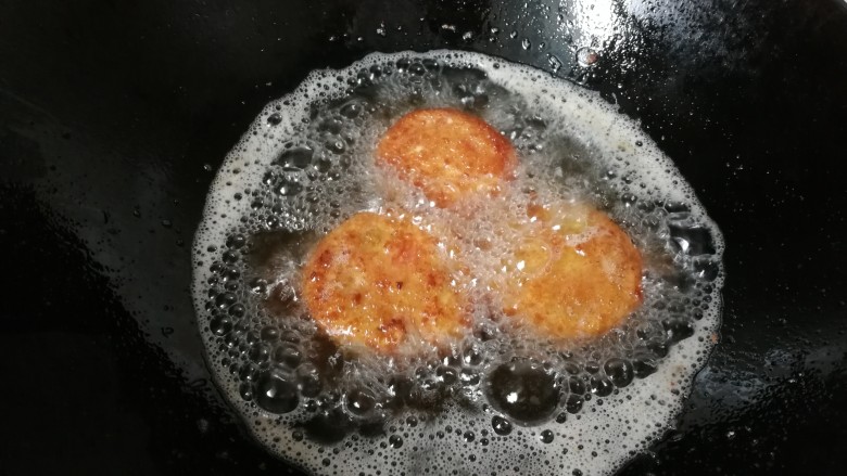 泰汁芝士番茄夹,锅中倒入适量油，烧至五成热，然后下入番茄块开小火炸制