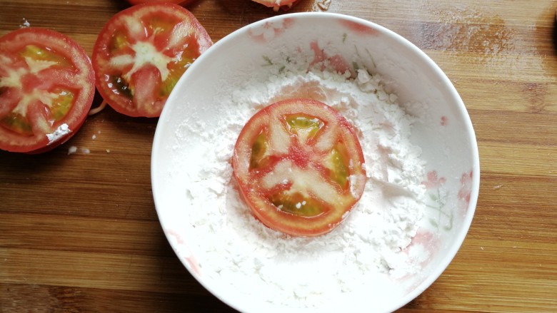 泰汁芝士番茄夹,再把夹好的番茄块放入淀粉中滚一圈，均匀的沾满淀粉
