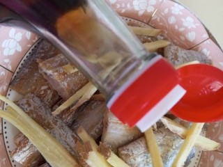 黄梅酱焖带鱼,料酒抓匀腌制去腥
