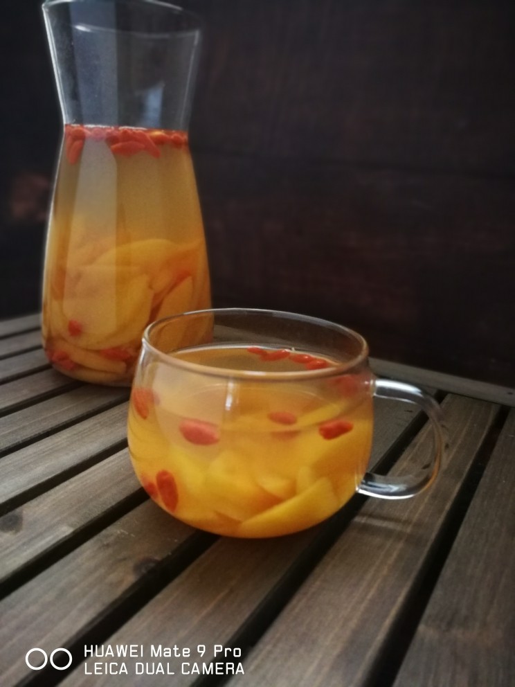 自制黄桃罐头,放凉之后就可以装在玻璃杯中，如果喜欢喝冰凉的，可以放在冰箱冰一下。