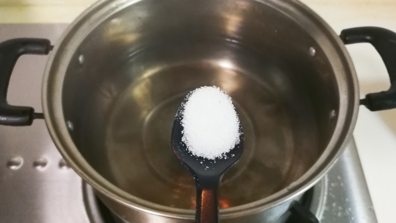 小葱蒜泥黑木耳,锅中水开放入一小勺盐