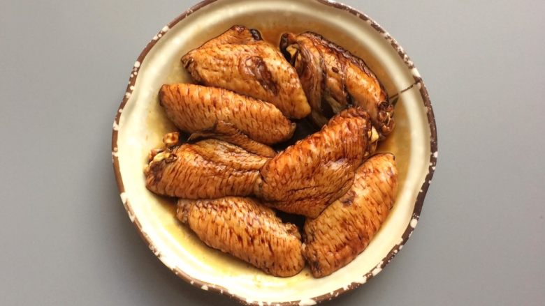懒人版可乐鸡翅 不加水油盐不用煎,鸡翅腌制中。

可以趁此空隙去煮个饭，洗个青菜。