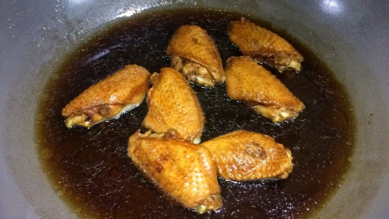 懒人版可乐鸡翅 不加水油盐不用煎,中小火焖煮鸡翅。