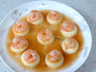 快手正餐 【虾仁玉子豆腐】,将酱汁淋在蒸好的玉子虾仁上