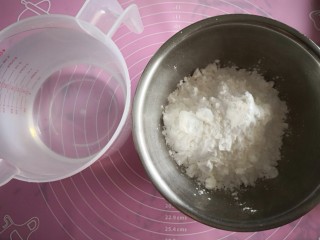 【自制凉粉】,准备好碗豆粉和水。