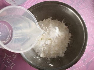 【自制凉粉】,将水1倒入碗豆粉中调匀。