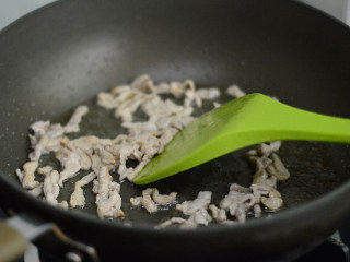 彩椒炒肉丝,炒至肉丝变色后放入姜蒜沫，炒均匀