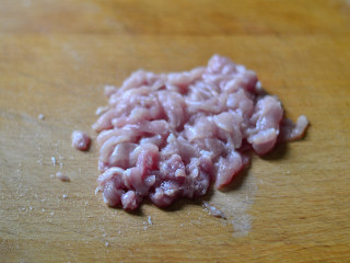 彩椒炒肉丝,猪肉洗净，切成细细的丝