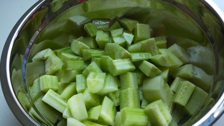快手正餐 凉拌黄瓜,切成小块放入盆中。