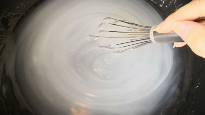 【块状凉粉】,倒入调好的粉水，小火，用打蛋器顺着一个方向搅拌均匀。