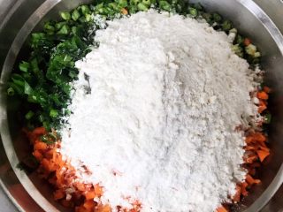蒸豇豆胡萝卜丸,放入淀粉和面粉