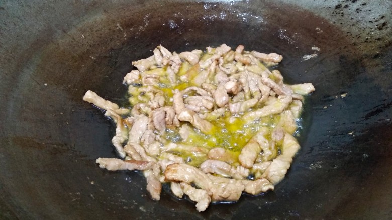 快手正餐 泡椒韭黄肉丝,热锅倒入适量的食用油，油熟下肉丝翻炒至断生。