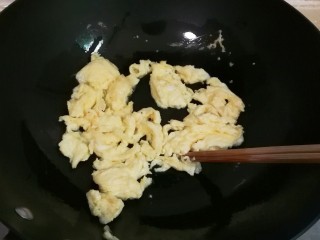 快手正餐   韭苔炒蛋,热锅热油倒入鸡蛋液用筷子滑散至蛋液快完全凝固，划散成小块盛出