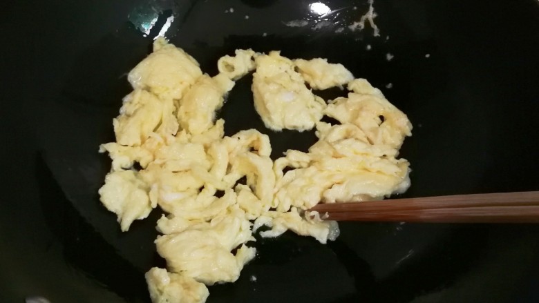 快手正餐   韭苔炒蛋,热锅热油倒入鸡蛋液用筷子滑散至蛋液快完全凝固，划散成小块盛出