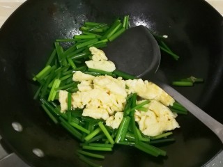 快手正餐   韭苔炒蛋,放入蛋块翻炒均匀