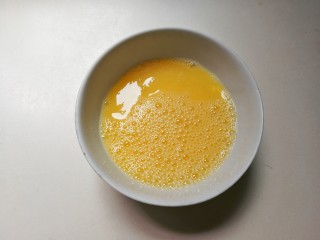 快手正餐   韭苔炒蛋,鸡蛋打入碗中放入少许盐打散均匀
