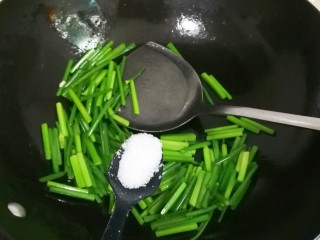快手正餐   韭苔炒蛋,放入少许盐，糖，从锅边淋入一勺热水