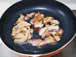 快手正餐 油渣炒泡豇豆,起锅放入肉片，煸干油出尽。