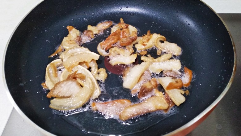 快手正餐 油渣炒泡豇豆,起锅放入肉片，煸干油出尽。