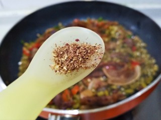 快手正餐 油渣炒泡豇豆,放少许花椒粉翻炒均匀