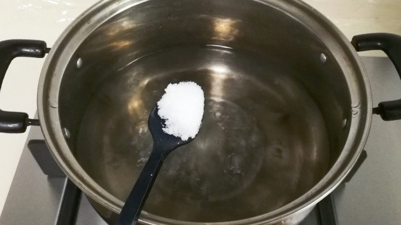 快手正餐   五星秋葵,锅中水开放入一小勺盐滴几滴食用油