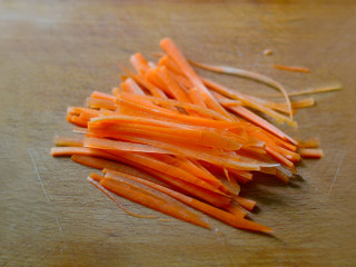 辣白菜炖年糕,胡萝卜也切成细细的丝